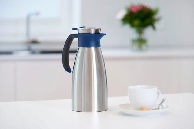 Emsa Isolierkanne Soft Grip, 1 l, (1-St), Quick Tip Verschluss, rutschfester Halt, 12 h heiß, 24 h kalt