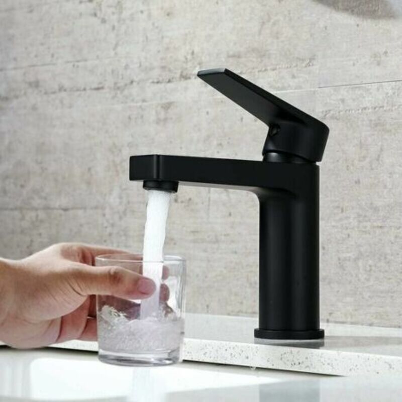 Elegante Schwarze Badarmatur Mit Mischfunktion Für Warmes Und Kaltes Wasser