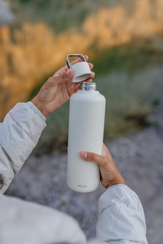 equa Trinkflasche Timeless Off-White, Leichtgewicht aus Edelstahl, Tragegriff