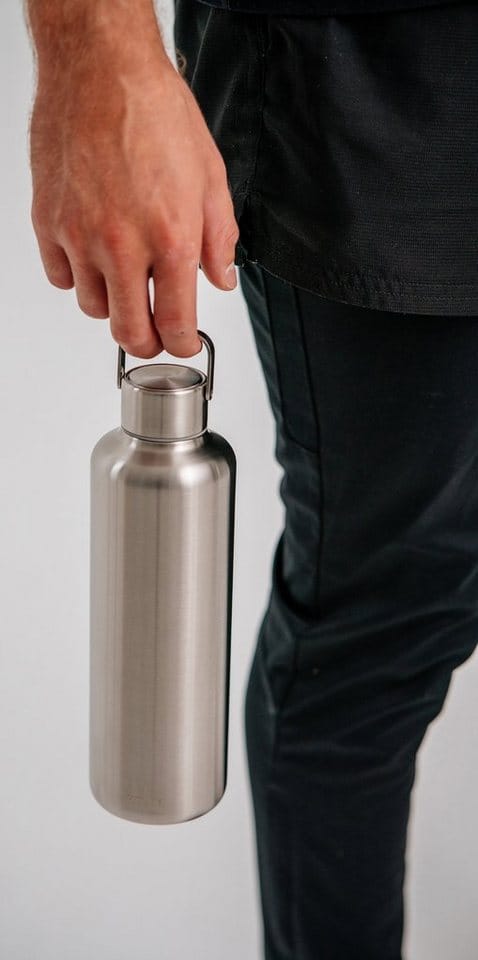 equa Trinkflasche Timeless Off Steel, Trinkflaschen-Leichtgewicht aus Edelstahl, mit Tragegriff