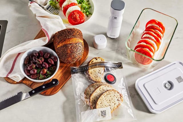 Zwilling Vakuumbehälter Fresh & Save, Glas, Kunststoff, Silikon, (Set, 7-tlg., Vakuumpumpe inkl. 2 Vakuumboxen & 4 Vakuumbeutel), Vakuum Starter-Set, Glas/Kunststoff, Spülmaschinengeeignet, Grey Line