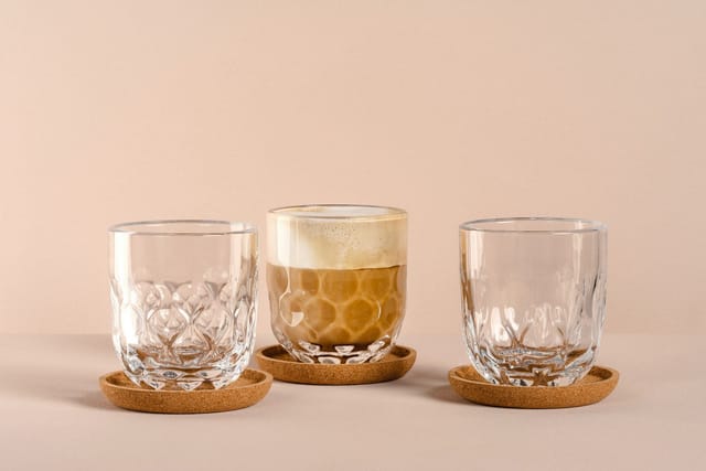 LEONARDO Gläser-Set Kaffee-Set GOCCE, 220 ml, 6-teilig, 6-tlg., Glas, 3 Gläser mit unterschiedlichem Tropfenrelief, inkl. Kork-Untersetzer