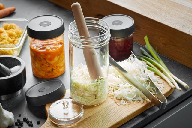 GEFU Fermentationsglas NATIVO, Borosilikatglas, Edelstahl, Holz, Kunststoff, Silikon, (Set, 5-tlg), 1L Fermentationsglas mit Deckel, Beschwerungsgewicht, Stößel und Zange