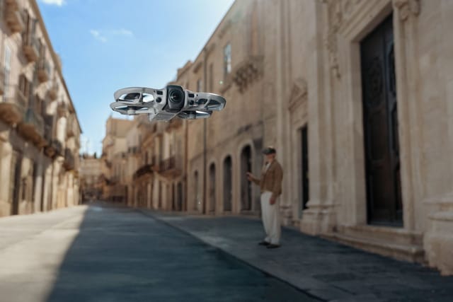 DJI Avata 360 Fly More Combo (DJI RC 2) Drohne (8K, Set, RC 2 Fernsteuerung, 3 Akkus, Umhängetasche und Ladestation)