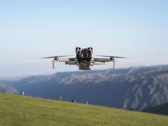 DJI Mini 5 Pro Fly More Combo (DJI RC-N3) Drohne (4K Ultra HD, Set, DJI RC-N3 Fernsteuerung, 3 Akkus, Ladestation, Filterset und Tasche)