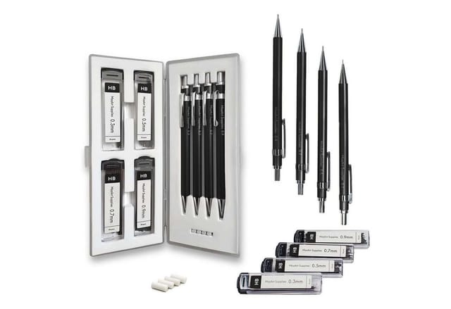 MozArt Supplies Druckbleistift 4er Set Skizzierstifte Schwarz Minen 0,3 – 0,9mm Bleistift, mit Radiergummis, Ersatzminen & Etui