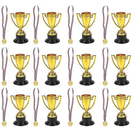 28 Goldene Plastikbecher
