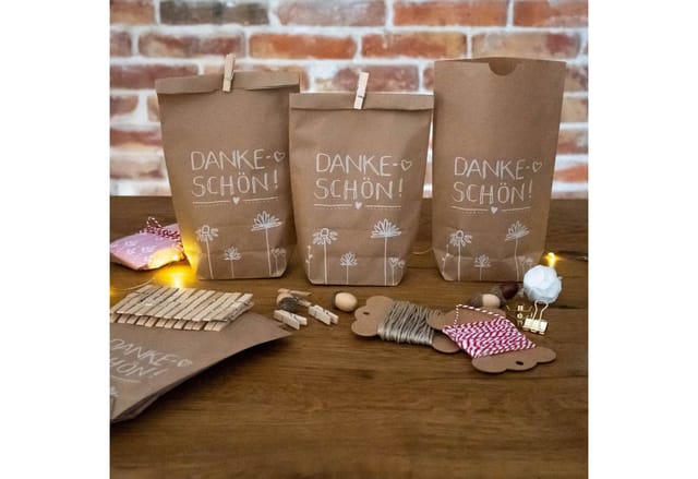 Eine der Guten Verlag Geschenkpapier Geschenktüten Set - Dankeschön, (24St), 24 bedruckte Kraftpapiertüten 14x22 cm & Holzklämmerchen, beige weiß