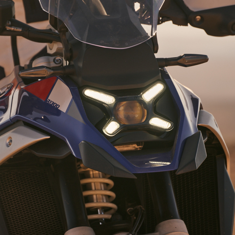Geeignet Für Bmw R1300gs Modifikationen: Verlängerter Schnabelspoiler, Frontlippe Und Verbreiterte Kotflügel.