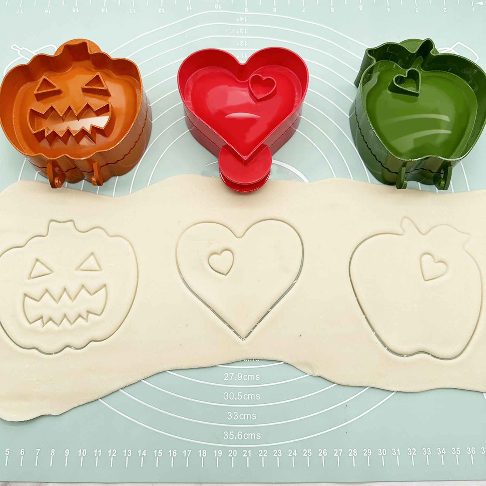 Set Mit 3 Mini-kuchenformen In Handform, Perfekt Für Halloween: Kürbis, Herz Und Apfel.