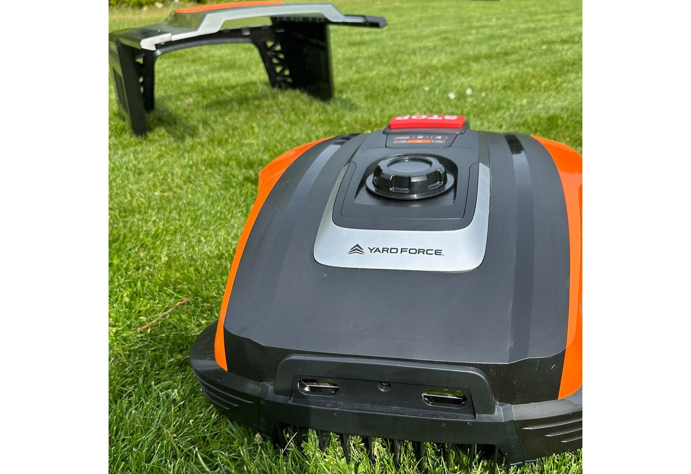 Yardforce Rasenmähroboter Mowbest 805 & AR SH02-EU, plus Mähroboter-Garage Bild 2