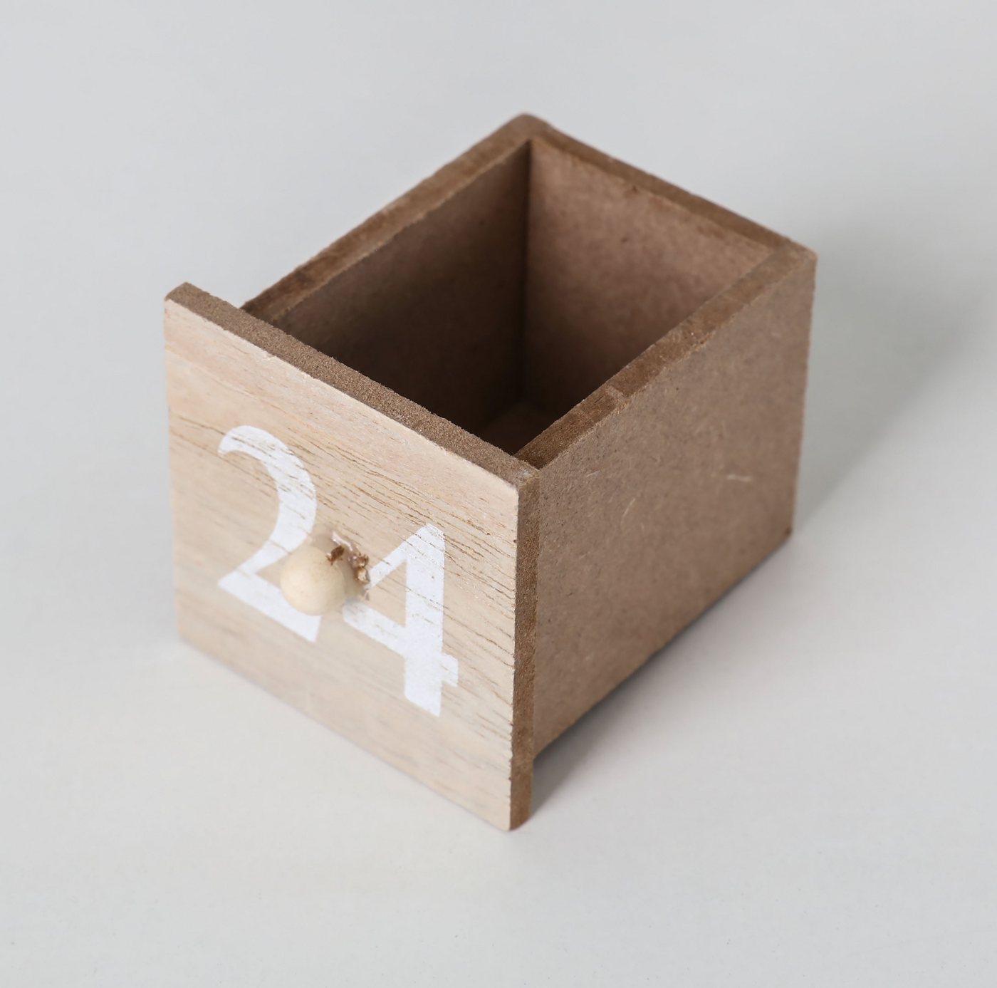 BRUBAKER befüllbarer Adventskalender Weihnachtskalender zum Befüllen - Bibelgeschichte mit LED Beleuchtung, Holz Kalender Weihnachten Krippe - 31,5 cm Bild 5
